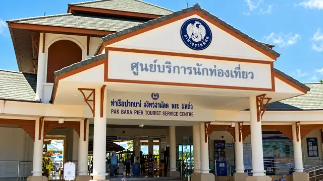 Centre de services touristiques de Pak Bara Pier à Satun par temps ensoleillé